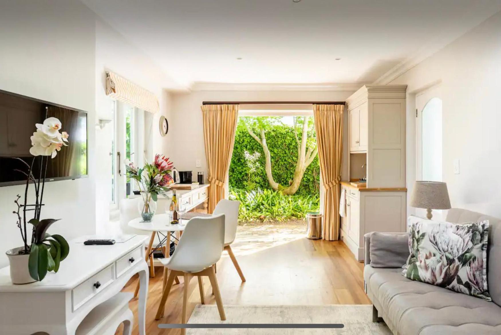 Guest Suite - Leafy Constantia Guest House เคปทาวน์ ภายนอก รูปภาพ