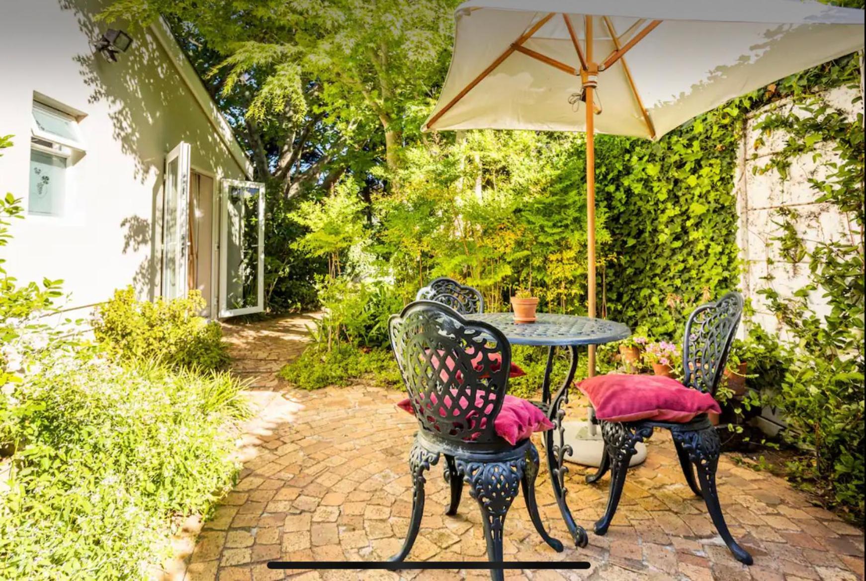 Guest Suite - Leafy Constantia Guest House เคปทาวน์ ภายนอก รูปภาพ